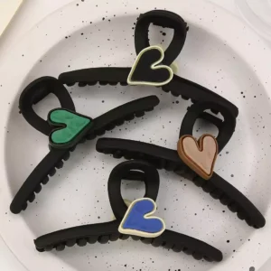 Broche negro con corazón x12pcs