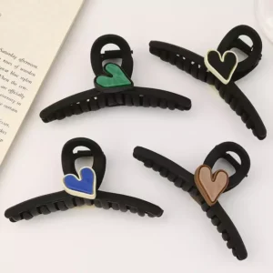 Broche negro con corazón x12pcs