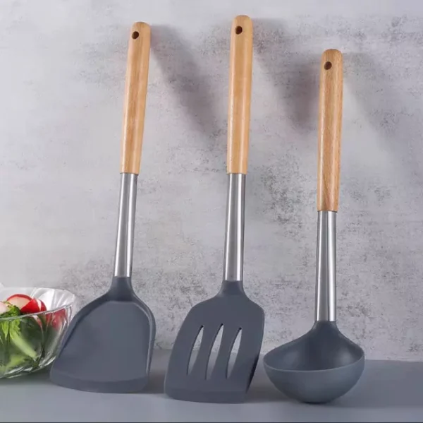 Utensilio de silicona con mango de madera