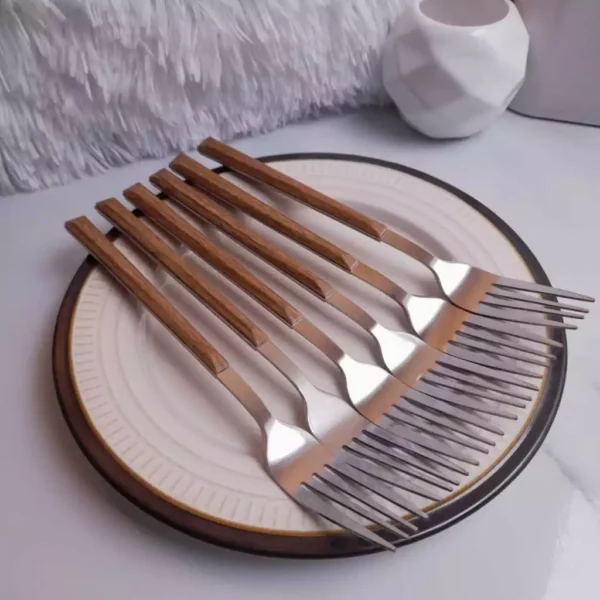 Tenedor plateado con mango textura de madera x6